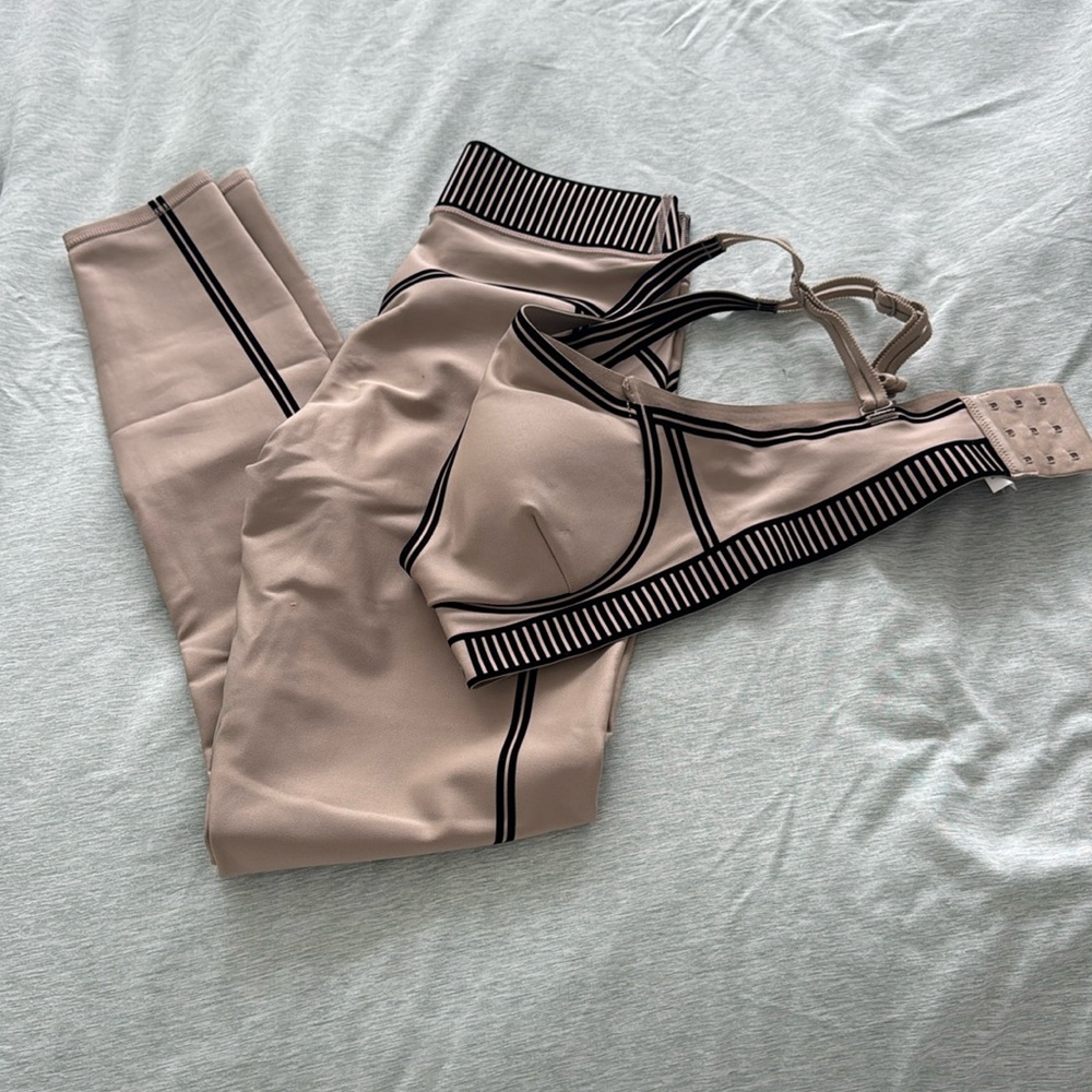 Alo Yoga Tab Workout Set. Never Worn